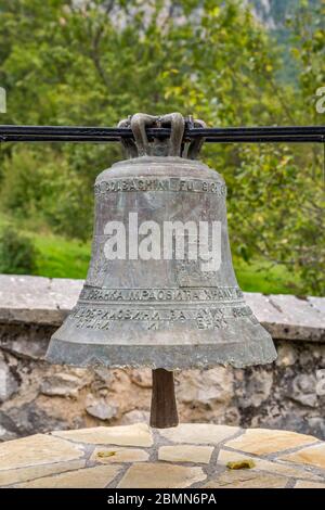 Cloche au monastère Dobrilovina, orthodoxe serbe, à Donja Dobrilovina, canyon de la rivière Tara, parc national Durmitor, Alpes dinariques, Monténégro Banque D'Images