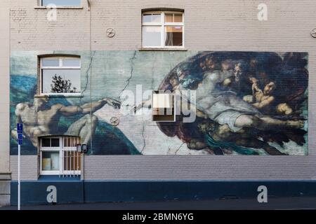 Une copie de 2014 de la création d'Adam par Michel-Ange sur le côté d'un bâtiment à Auckland, Nouvelle-Zélande. Banque D'Images