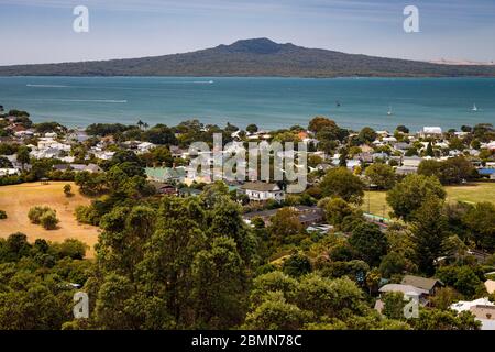 Vue sur le canal de Rangitoto jusqu'à la réserve panoramique de l'île de Rangitoto, Auckland, Nouvelle-Zélande. Banque D'Images