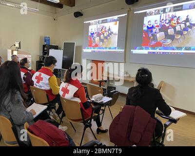 (200510) -- BEIJING, 10 mai 2020 (Xinhua) -- des experts médicaux chinois discutent avec des membres du comité universitaire et des épidémiologistes de Vénétie via Internet à Padoue, Italie, 18 mars 2020. POUR ALLER AVEC LES TITRES DE XINHUA DU 10 MAI 2020 (équipe d'experts anti-épidémique de Chine/document via Xinhua) Banque D'Images