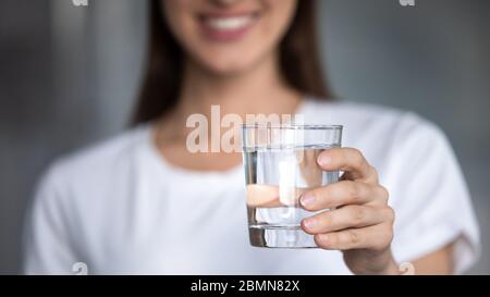 Gros plan sur la main femelle tenant un verre d'eau claire Banque D'Images