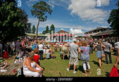 Royal Welsh Show de Llanelwedd, 23 juillet 2013. Une vue sur le kiosque dans la région forestière tandis que les gens apprécient le temps ensoleillé au salon près de Builth We Banque D'Images