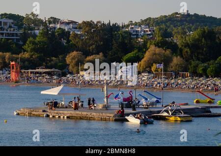 Personnes sur la plage à Vouliagmeni Athènes Attica Grèce Banque D'Images