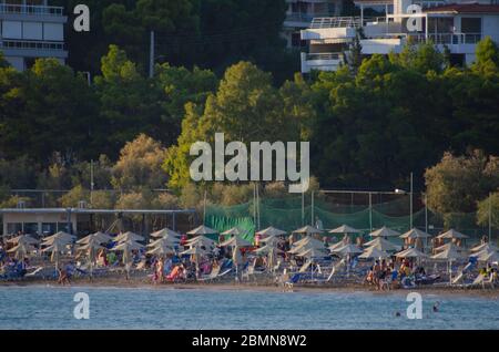 Personnes sur la plage à Vouliagmeni Athènes Attica Grèce Banque D'Images