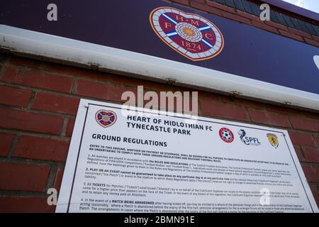 Signalisation sur le terrain autour du stade Tynecastle, stade du cœur du FC Midlothian - pendant la pandémie de Covid-19 (coronavirus). Banque D'Images