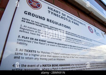 Signalisation sur le terrain autour du stade Tynecastle, stade du cœur du FC Midlothian - pendant la pandémie de Covid-19 (coronavirus). Banque D'Images