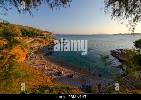 Personnes sur la plage à Vouliagmeni près d'Athènes Attica Grèce Banque D'Images