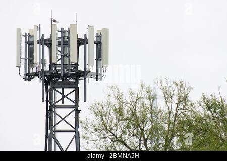 Un mât de téléphone mobile 5G sur un domaine de logement à Newport, pays de Galles, Royaume-Uni. Certains mâts de téléphone au Royaume-Uni ont été vandalisés, car des affirmations non prouvées ont été faites Banque D'Images