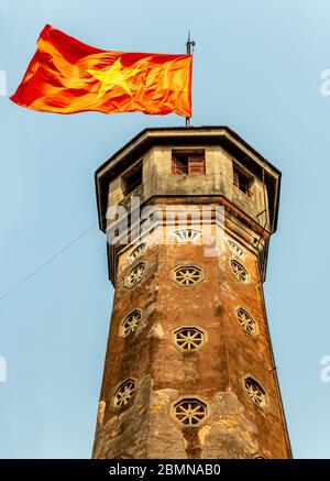 Tour avec drapeau national flottant à Hanoi connu comme la Tour du drapeau de Hanoi, Vietnam. Banque D'Images