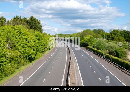 L'autoroute claire n'a pas de circulation dans les deux directions. Banque D'Images