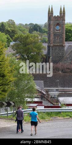 Magheralin, comté d'Armagh, Irlande du Nord. 10 mai 2020. Météo au Royaume-Uni - plus frais et la brise dans le vent du nord-est mais un jour de printemps très pélasant néanmoins. Un groupe de famille s'exerçant un agréable jour de printemps. Crédit : CAZIMB/Alamy Live News. Banque D'Images