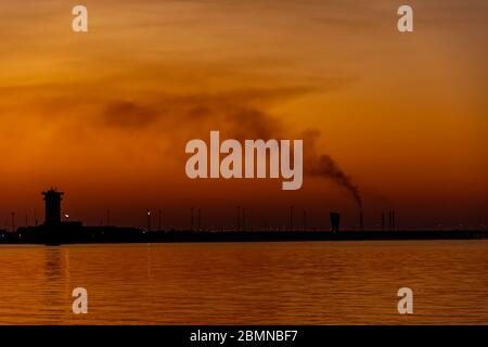 Coucher de soleil incroyable et coloré au-dessus de la plage de Shuwaikh Banque D'Images