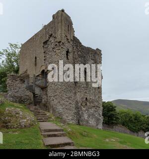 Marches menant aux ruines du château de Peveril, Castleton, Hope Valley, parc national de Peak District, Angleterre Banque D'Images