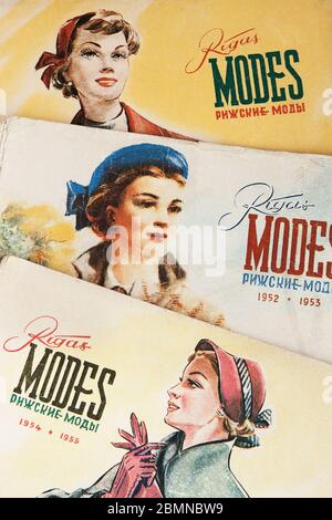 Magazines de mode des 'Rigas modes'. Riga, Lettonie, URSS, années 1950 Banque D'Images