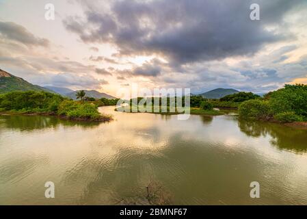 Ciel unique au coucher du soleil au Vietnam belle province de Phu Yen Cam Lap promontoire forêt colline écosystème de rivière réflexion de l'eau paysage nuageux coloré, Voyage de Banque D'Images