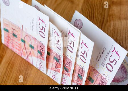Cinquante livres de billets empilés, 50 livres sterling de billets Banque D'Images