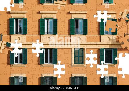 Puzzle assorti d'une partie de la façade d'un bâtiment orange italien avec fenêtres à volets verts Banque D'Images