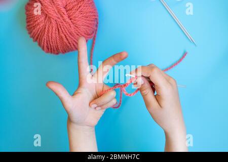 Instructions étape par étape pour les enfants comment crocheter un bracelet à partir de fils Banque D'Images