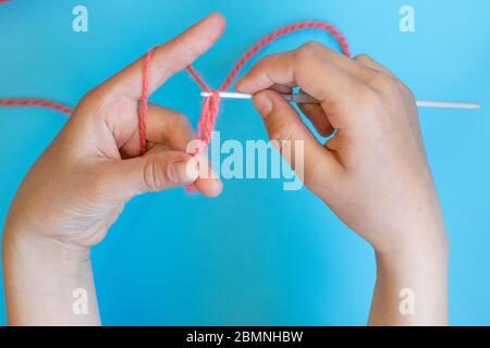 Instructions étape par étape pour les enfants comment crocheter un bracelet à partir de fils Banque D'Images