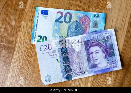 Note de vingt livres avec une note de vingt euros, monnaie combinée Banque D'Images