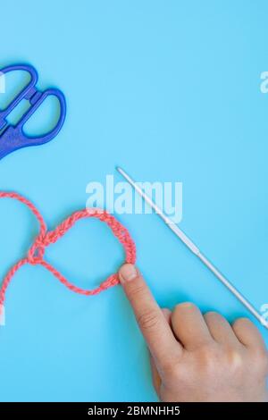 Instructions étape par étape pour les enfants comment crocheter un bracelet à partir de fils Banque D'Images