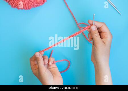 Instructions étape par étape pour les enfants comment crocheter un bracelet à partir de fils Banque D'Images