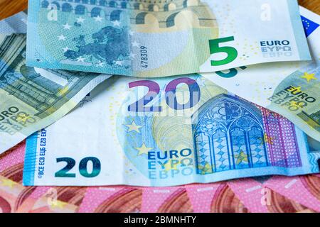 Billets européens à plat sur une table, euros et monnaie européenne en espèces Banque D'Images