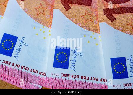 Dix billets européens en euros, à plat sur une table, les euros et la monnaie européenne Banque D'Images