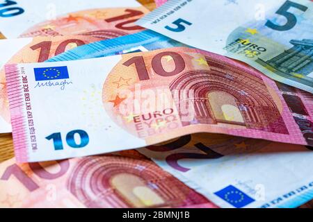 Billets européens à plat sur une table, euros et monnaie européenne en espèces Banque D'Images