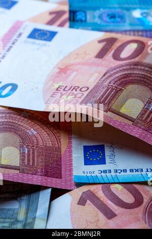 Billets européens à plat sur une table, euros et monnaie européenne en espèces Banque D'Images