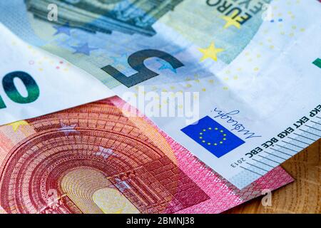 Billets européens à plat sur une table, euros et monnaie européenne en espèces Banque D'Images