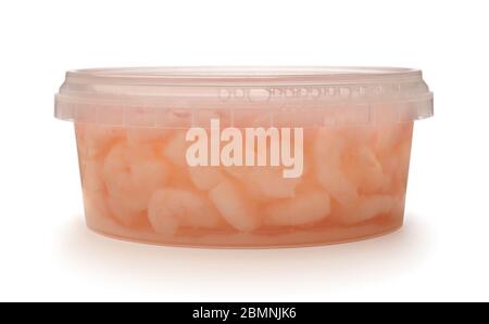 Crevettes pelées dans un bol en plastique isolé sur fond blanc. Banque D'Images