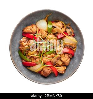 Poulet au gingembre thaïlandais ou lit King Size Gai Pad dans une assiette grise isolée sur fond blanc. Gai Pad King est un plat de cuisine de Thaïlande avec viande de poulet, des lanières de gingembre, Banque D'Images