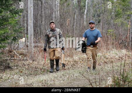 Deux hommes marchant sur un chemin dans les bois. Banque D'Images