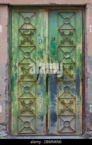 Porte en bois omanaise traditionnelle verte et bleue avec ornements en métal à Al Hamra Banque D'Images