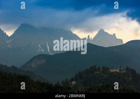 Vue de près de Pieve di Cadore, province de Belluno, Vénétie, Italie, retour vers les montagnes du Parco Nazionale Dolomiti Bellunesi. Dolomite Bellunese Banque D'Images