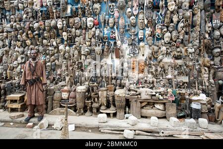 Masques africains sculptés à la main sur une cabine souvenir à Dakar, Sénégal. Banque D'Images