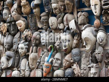 Masques africains sculptés à la main sur une cabine souvenir à Dakar, Sénégal. Banque D'Images