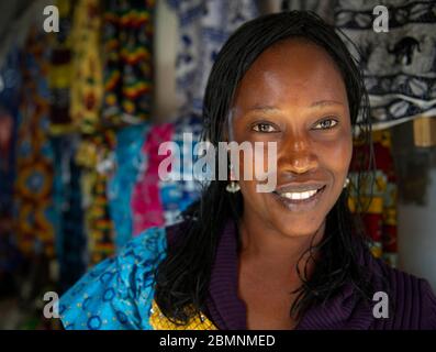 Une femme sénégalaise pose une photo à sa décrochage de tissu à Dakar au Sénégal. Banque D'Images