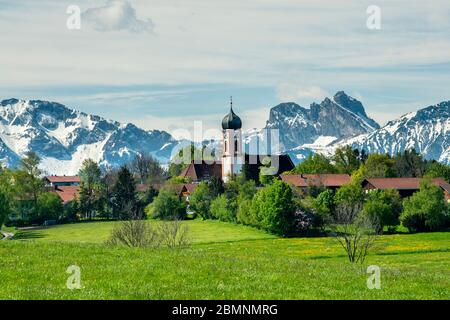 Paysage panoramique en Bavière Allgaeu en Seeg ville voisine Banque D'Images