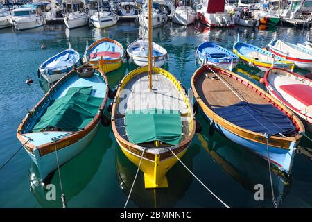 Nice, France, 25 février 2020: Bateaux dans le port de Nice dans le sud-est de la France, département Alpes-maritimes, avec des bâtiments colorés dans l'arrière-plan Banque D'Images