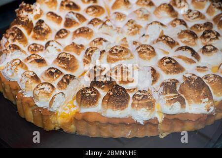 Tarte au citron meringue, morceau de tranches entières sur la table Banque D'Images