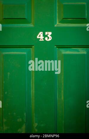 Maison numéro 43 sur une porte en bois vert Banque D'Images