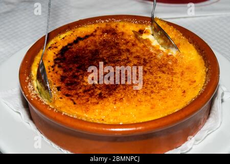 Crème vanille Brûlée : cinq ingrédients simples – crème, vanille, sel, œufs et sucre – font d'un dessert délicieusement riche et élégant crème brûlée W. Banque D'Images