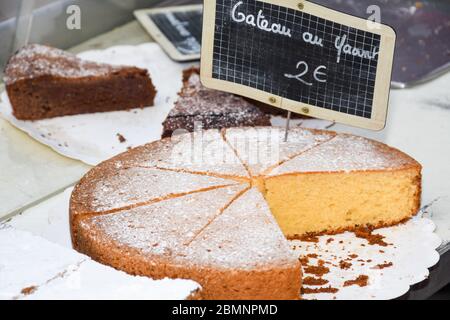 Nice, France, 24 février 2020 : tarte aux gâteaux frais à vendre au marché, boulangerie ou pâtisserie Banque D'Images