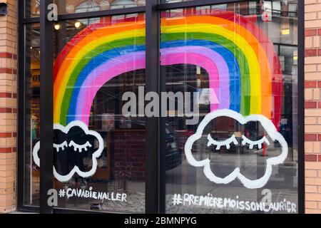 Arc-en-ciel de l'espoir sur une fenêtre de boulangerie à Montréal , Covid 19 pandémie Banque D'Images