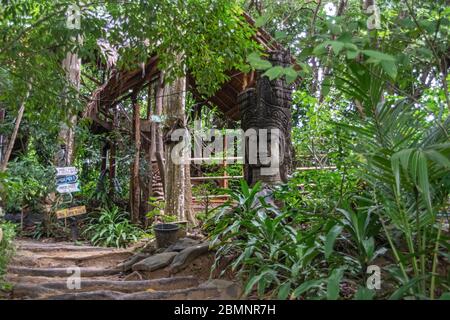 temple sur le chemin de la longue plage Banque D'Images