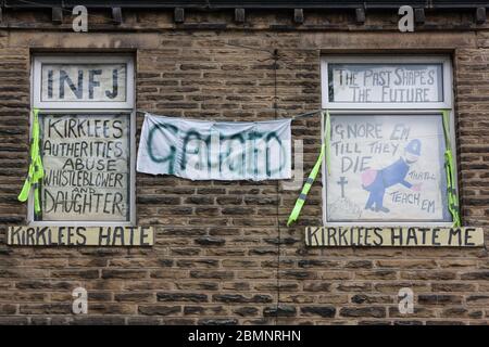 Meltham, Royaume-Uni - Mai 5 2020: Une maison dans le West Yorkshire couverte d'écriture et de signes protestant contre le conseil de Kirklees. Banque D'Images