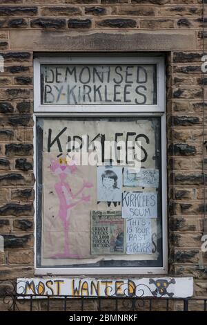 Meltham, Royaume-Uni - Mai 5 2020: Une maison à Meltham couverte d'écriture et de signes protestant contre le conseil Kirklees. Banque D'Images