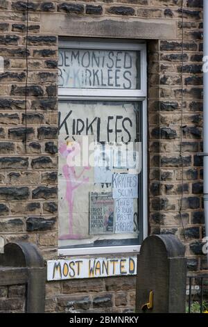 Meltham, Royaume-Uni - Mai 5 2020: Une maison à Meltham couverte d'écriture et de signes protestant contre le conseil Kirklees. Banque D'Images